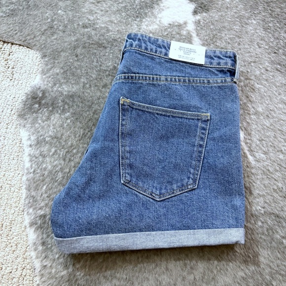 NWT H&M Regular Waist Rolled Hem Denim Shorts - Picture 2 of 12
